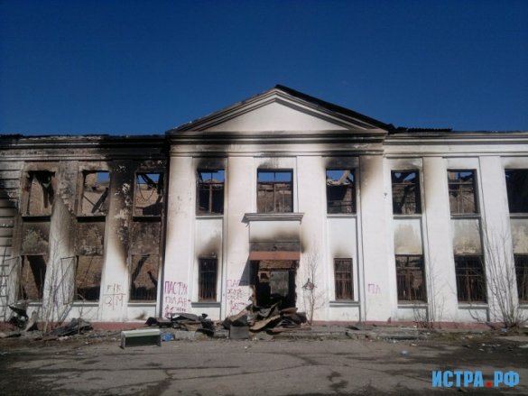 В Снегирях сгорело здание бывшей школы